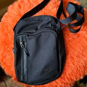 NWOT Nike Elemental Premium Crossbody Bag (4L)